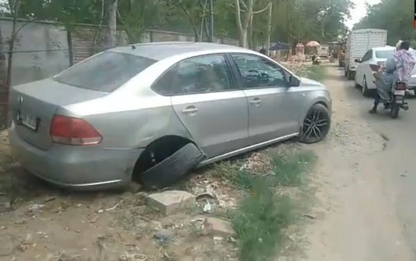 ओवरस्पीड कार की टक्कर से दूसरी कार का निकला टायर।