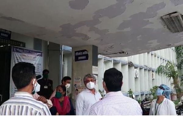 कलेक्टर बोले मुख्य द्वार तो ढंग से सुधार लो। यह सुन सभी ऊपर देखने लगे।