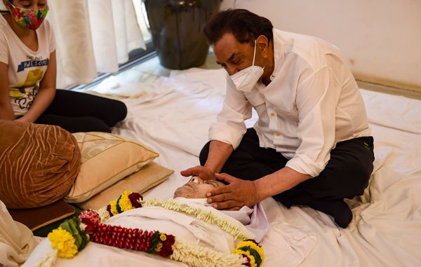 धर्मेंद्र अपने आंसू रोक नहीं पाए। उन्होंने कहा कि आज मेरा बड़ा भाई चला गया।