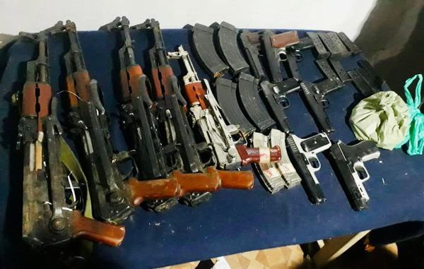 कुपवाड़ा के करनाल में 5 अक राइफल, 6 अक मैगज़ीन, 7 पिस्टल और 9 पिस्टल मैगज़ीन मिलीं।