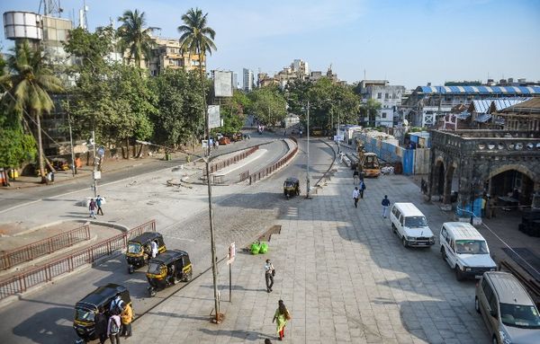यह तस्वीर मुंबई के बांद्रा रेलवे स्टेशन की है। आम दिनों में यहां भारी भीड़ देखने को मिलती है लेकिन ईद के मौके पर भी यहां सन्नाटा पसरा नजर आया।