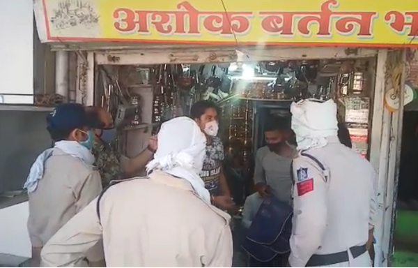 दुकान खोलकर बर्तन बेच रहा था व्यापारी। पुलिस ने लगाई फटकार।