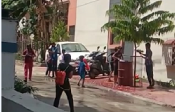 कोलार रोड स्थित कॉलोनी में होली पर एक पिचकारी से कलर डालते हुए बच्चें