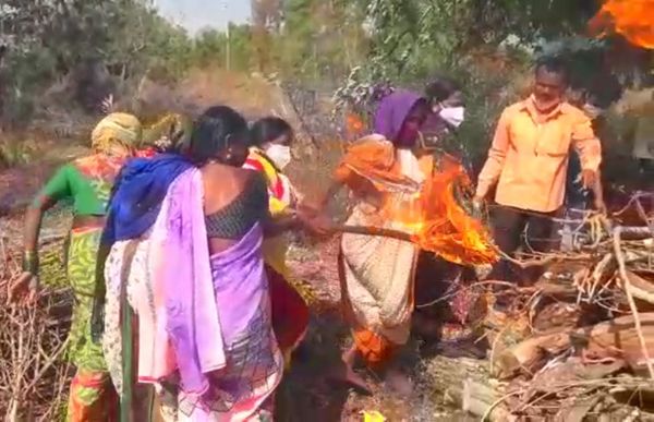 6 बेटियों ने अपने हाथ से अपनी मां को मुखाग्नि दी है।