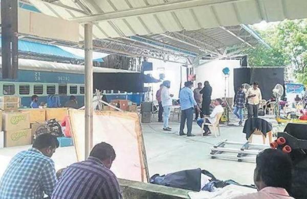 एक समय सेट पर बड़ी संख्या में लोग नजर आते थे, अब बहुत कम लोग काम कर रहे हैं
