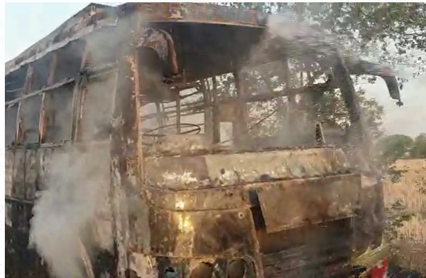 बस जलने के बाद का दृश्य।