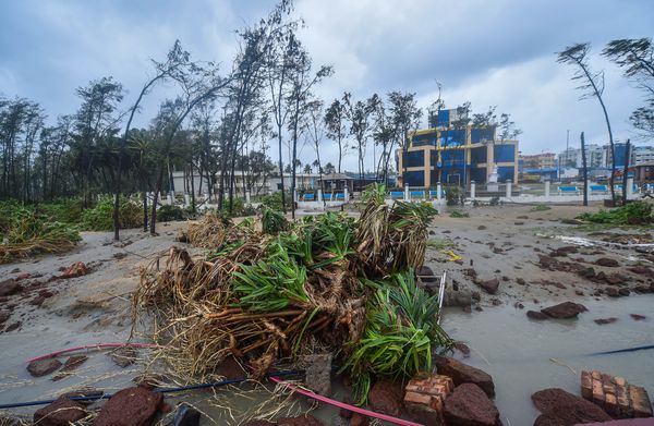 10 Photos Of Destruction । Cyclone Yaas in West Bengal । Odisha Jharkhand Balasore । Purba Medinipur Dhamra Bhadrak | समंदर का पानी घरों में घुसा, हवा ने उखाड़ फेंके सालों पुराने पेड़; ट्रेनों के पहिए थमे 6 दीघा के समुद्र तट को पर्यटकों के लिए बेहद खूबसूरती से सजाया गया था। तूफान ने इसे बर्बाद कर दिया।