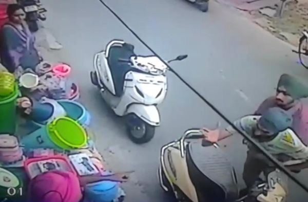 दुकान के बाहर झगड़ा करता ASI व उसे हटाता पड़ोसी।