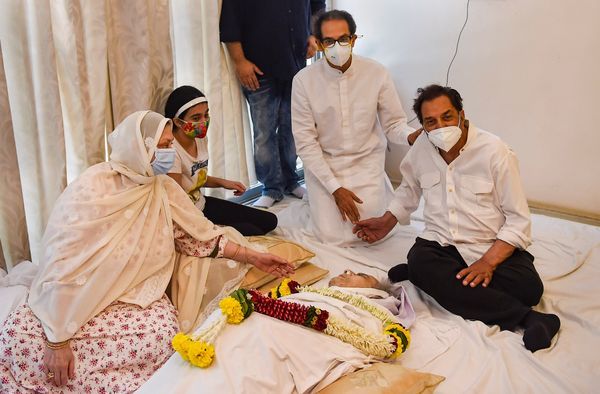 महाराष्ट्र के सीएम उद्धव ठाकरे और धर्मेंद्र