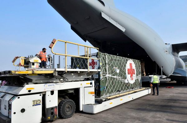 जर्मनी से शुक्रवार को ऑक्सीजन जनरेटर प्लांट लेकर एक प्लेन दिल्ली पहुंचा।