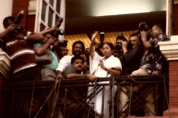 2011 में मुख्यमंत्री पद की शपथ लेने के बाद 18 साल बाद रॉयटर्स बिल्डिंग में गई थीं ममता।