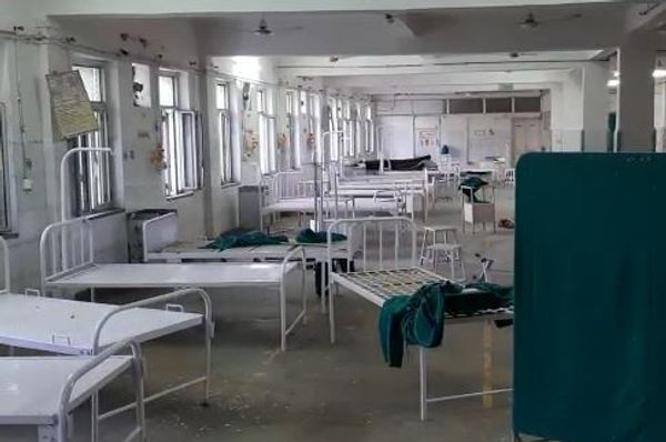 वार्ड में तैयारियों के बीच अस्त-व्यस्त बेड।