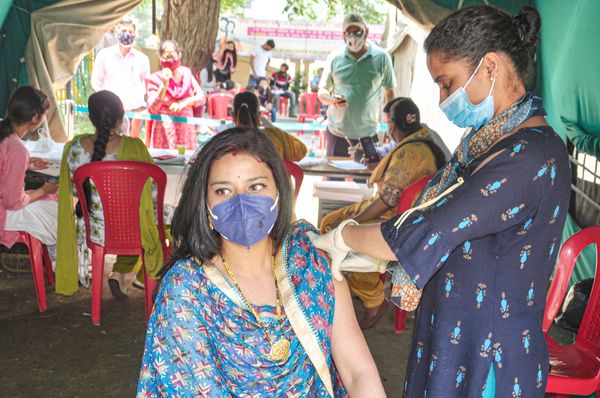यह फोटो कुल्लू की है। यहां 18 से 44 साल के लोगों का वैक्सीनेशन तेजी से चल रहा है।