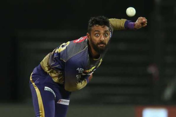 वरुण IPL में कोलकाता नाइटराइडर्स से खेलते हैं।