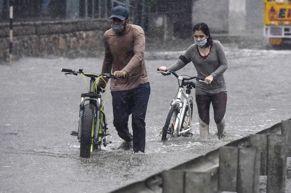 दिल्ली NCR क्षेत्र गुरग्राम में बारिश के बाद सड़कें पानी से भर गईं।