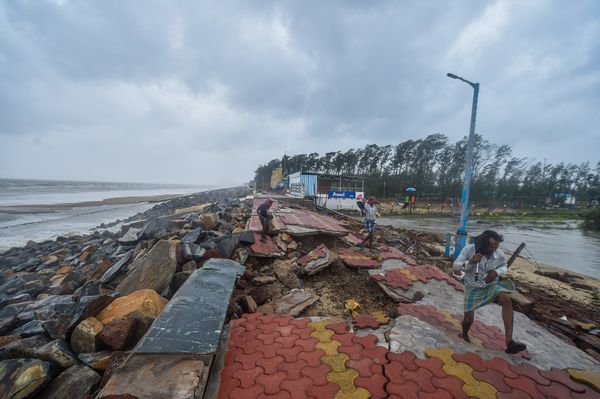 10 Photos Of Destruction । Cyclone Yaas in West Bengal । Odisha Jharkhand Balasore । Purba Medinipur Dhamra Bhadrak | समंदर का पानी घरों में घुसा, हवा ने उखाड़ फेंके सालों पुराने पेड़; ट्रेनों के पहिए थमे 5 पश्चिम बंगाल के दीघा में समंदर किनारे बनाए गए फुटपाथ को तूफान ने उखाड़ दिया।