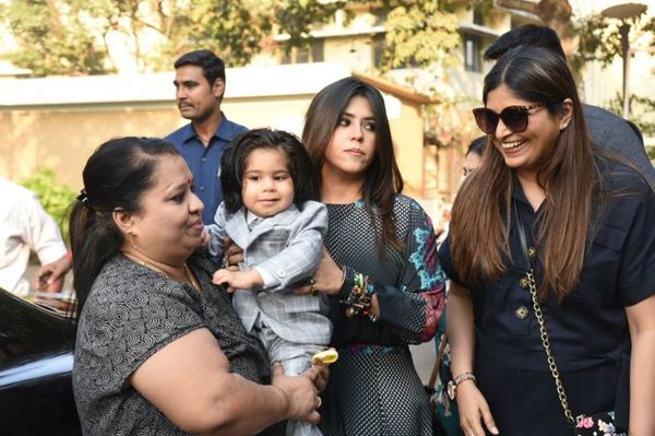 From Anushka-Virat to Kareena-Saif, these Bollywood celebs like to keep kids away from the media and limelight | अनुष्का-विराट से लेकर करीना-सैफ तक, बच्चों को मीडिया की नजरों और लाइमलाइट से दूर रखना पसंद करते हैं ये बॉलीवुड सेलेब्स 9 From Anushka-Virat to Kareena-Saif, these Bollywood celebs like to keep kids away from the media and limelight | अनुष्का-विराट से लेकर करीना-सैफ तक, बच्चों को मीडिया की नजरों और लाइमलाइट से दूर रखना पसंद करते हैं ये बॉलीवुड सेलेब्स - WPage - क्यूंकि हिंदी हमारी पहचान हैं