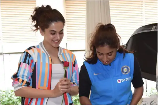 एक कार्यक्रम के दौरान तापसी पन्नू और मिताली राज। पन्नू मिताली के रोल में ढलने के लिए उनसे बैटिंग टिप्स भी ले रही हैं।