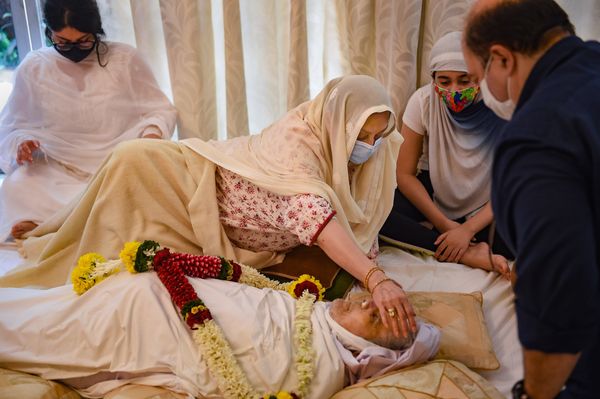 दिलीप कुमार को निहारतीं सायरा बानो।