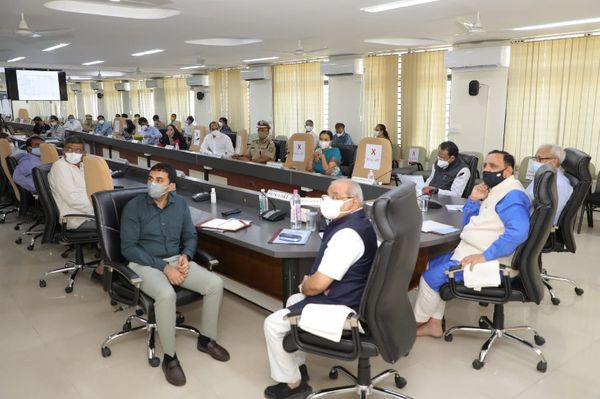 CM અને ડે.CM સહિતનો કાફલો ક્લેક્ટર કચેરીએ દોડી આવી બેઠક યોજી હતી.