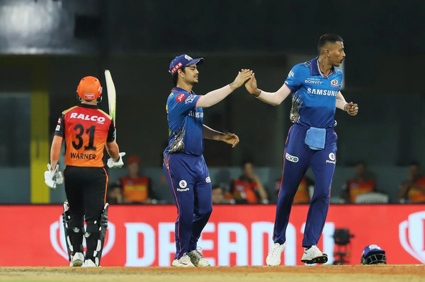 वार्नर द्वारा 15 मीटर दूर सीधे थ्रो से रन आउट होने के बाद हार्दिक जश्न मना रहे थे।