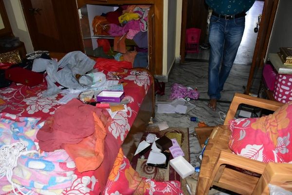 लूट की घटना के बाद घर में बिखरा पड़ा सामान।