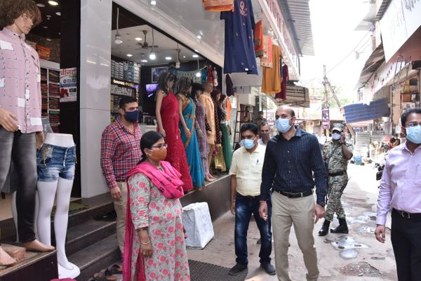 कलेक्टर दुर्ग डा 0 सर्वेश्वर नरेन्द्रure मार्केट में लोगो को कोविड -19 की गाइड लाइन का पालन करते हुए,