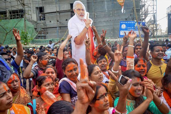 2019 के लोकसभा चुनावों में नरेंद्र मोदी के नेतृत्व में भाजपा को मिली जीत का जश्न मनाते पार्टी के कार्यकर्ता। - फाइल फोटो