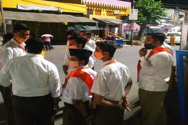 प्रशासन ने कोरोना गाइडलाइन के पालन के लिए RSS के स्वयंसेवकों से भी मदद मांगी है। RSS के कार्यकर्ताओं में भी 2 लोग पॉजिटिव पाए गए हैं।