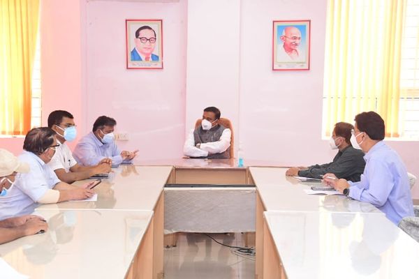 समीक्षा बैठक में मंत्री सिंह बीएमसी प्रबंधन से चर्चा करते हुए।