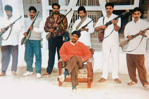 1990 के दशक में शहाबुद्दीन का यह फोटो, जो उसने अपने गुर्गों क साथ खिंचवाया था।