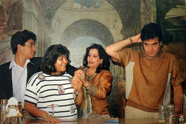 पिता जितेंद्र, मां शोभा और भाई तुषार के साथ एकता कपूर।