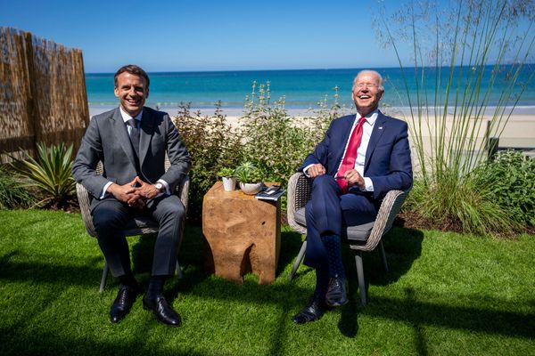 समिट के बाद बीच के किनारे बैठकर बातचीत करते फ्रांस के राष्ट्रपति इमैनुएल मैक्रों और US प्रेसिडेंट जो बाइडेन।