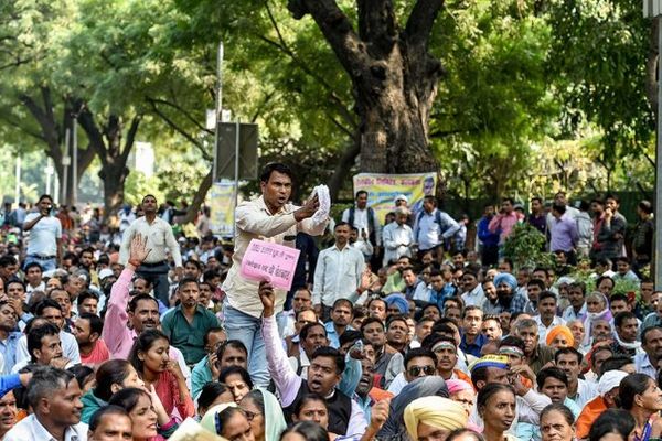घोटाले का खुलासा होने के बाद इसके जमाकर्ताओं ने पैसे वापसी के लिए प्रदर्शन शुरू कर दिया।
