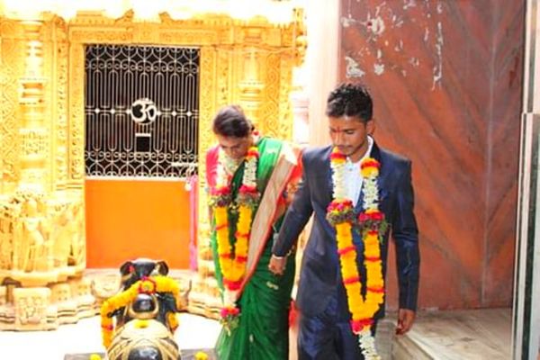 दोनों ने नंदी के चारों ओर घूम कर सात फेरे लिए हैं।