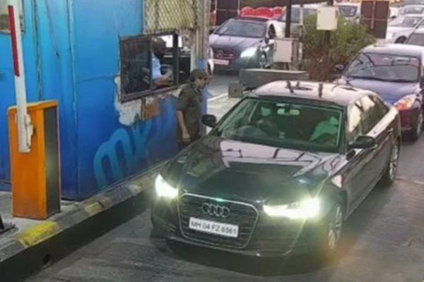 बांद्रा वर्ली सी लिंक के इस सीसीटीवी फुटेज में सचिन वज़े और विनायक शिंदे दिख रहे हैं।