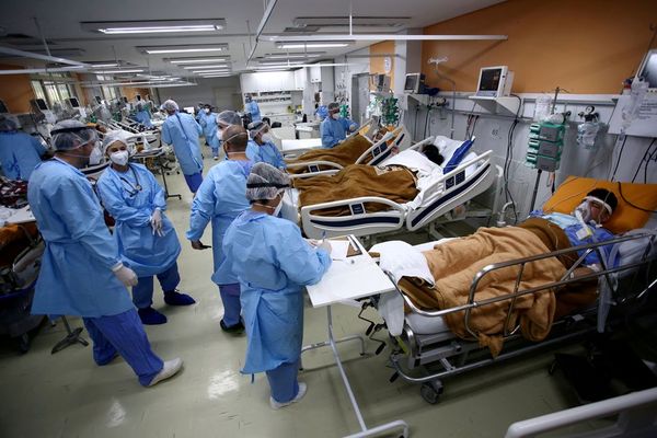 ब्राजील के अस्पताल कोविद -19 रोगियों के साथ बह रहे हैं