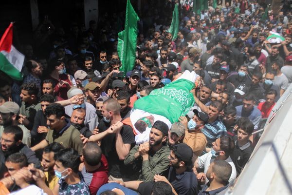 फिलिस्तीनियों ने इजरायल के हवाई हमलों में हमास कमांडर को शामिल किया