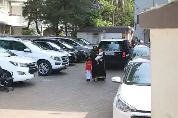 अर्पिता अपने दो बच्चों के साथ