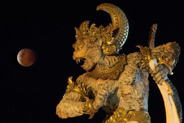इंडोनेशिया के बाली में देखा गया 'सुपर ब्लडमून'