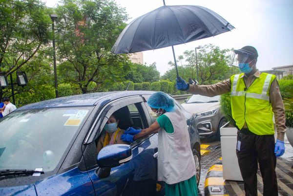 फोटो नोएडा के सेक्टर-18 की है। यहां बारिश के बावजूद वैक्सीनेशन किया जाता रहा।