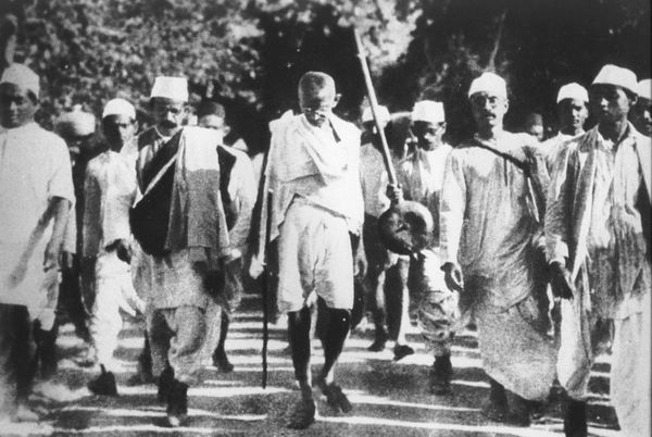 दांडी मार्च पर महात्मा गांधी और उनके साथ कांग्रेस के कार्यकर्ता।