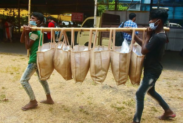 कोलकाता में मतदान से पहले चुनावी कर्मचारियों को इस तरह चुनाव सामग्री बांटी गई।