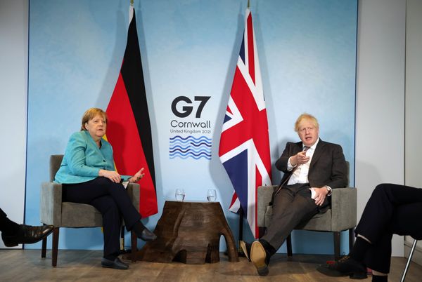 जर्मनी की चांसलर एंजेला मर्केल से चर्चा करते ब्रिटेन के प्रधानमंत्री बोरिस जॉनसन।
