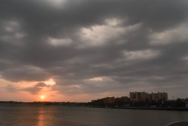 शाम के समय शहर में इस तरह बादल छाने लगे थे।
