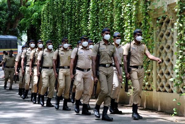घर के आसपास पुलिस की तगड़ी सुरक्षा की गई है।