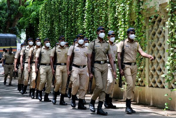 राजकीय सम्मान के साथ अंतिम विदाई दी गई। पुलिस दिलीप कुमार के घर आई थी