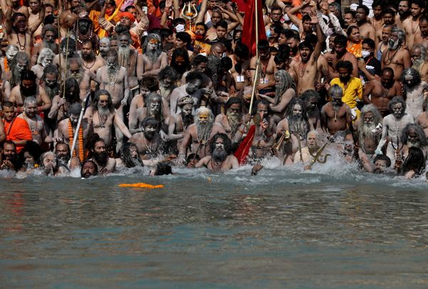 शाही स्नान के दौरान साधु-संतों समेत लाखों लोगों ने गंगा में डुबकी लगाई। इसी दौरान दो हजार से ज्यादा लोग कोरोना से संक्रमित हो गए थे।