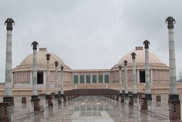 बसपा शासन में 1400 करोड़ स्मारक घोटाले में दो पूर्व मंत्रियों पर कसेगा कानून का शिकंजा 2 मिर्जापुर के गुलाबी पत्थरों से तराशा गया पार्क और उसमें हुई नक्काशियां।