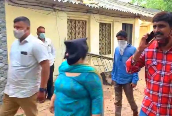 पुलिस ने फ्लैट की मालकिन को भी इस मामले में अरेस्ट किया है। उसके भी इस रैकेट में शामिल होने के सबूत मिले हैं।